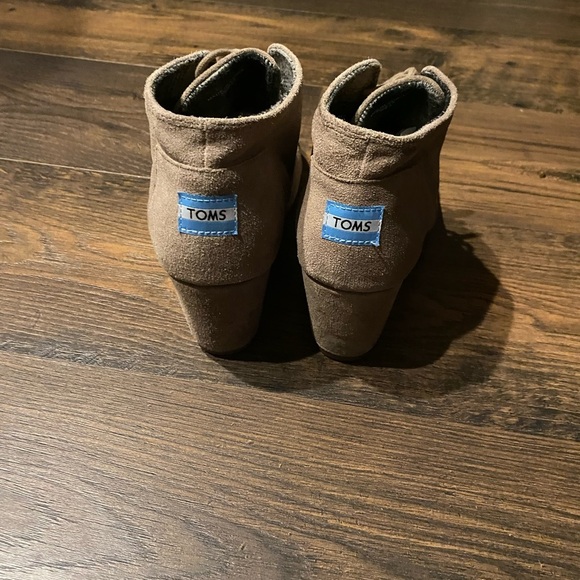 Tom’s Desert Wedge Suede Lace Up Boot. - Picture 4 of 4